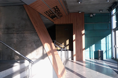 Decoracion en madera y metal del espacio Premium Seat en WiZink Center Madrid Decoracion en madera y metal del espacio Premium Seat en WiZink Center Madrid