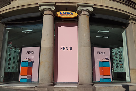 Instalacion en optica de displays para Fendi sol Instalacion en optica de displays para Fendi sol