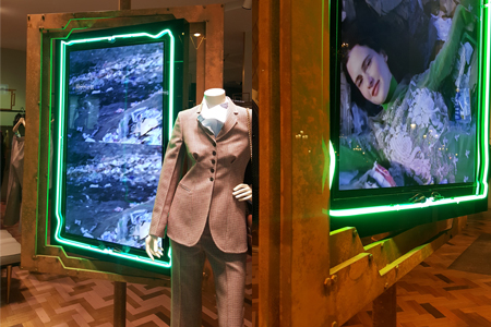 Instalación de escaparates en las boutiques de Stella McCartney Instalación de escaparates en las boutiques de Stella McCartney
