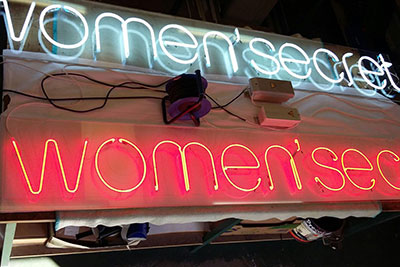 BIGPRINTS realiza la produccion e instalacion de los neones que decoran el evento de women secret en Madrid BIGPRINTS realiza la produccion e instalacion de los neones que decoran el evento de women secret en Madrid
