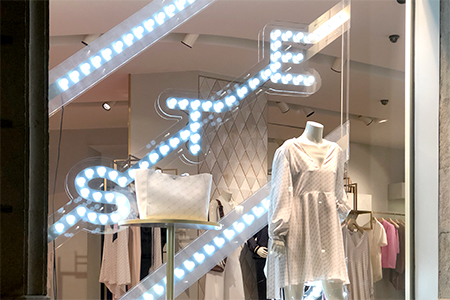 Instalacion de escaparate luminoso para Stella McCartney en sus boutiques de Madrid y Barcelona Instalacion de escaparate luminoso para Stella McCartney en sus boutiques de Madrid y Barcelona