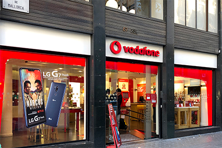 Aplicacion de vinilo publicitario en tiendas Vodafone Aplicacion de vinilo publicitario en tiendas Vodafone