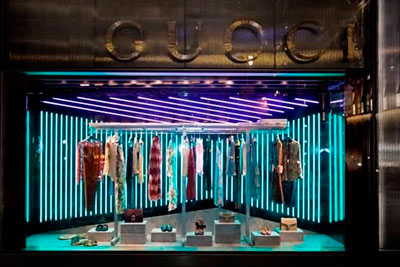 Windows displays con iluminacion led en las nuevas decoraciones de Gucci Windows displays con iluminacion led en las nuevas decoraciones de Gucci