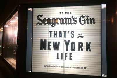Original escaparate de Seagrams Gin sobre estructura de metacrilato retroiluminado
Original escaparate de Seagrams Gin sobre estructura de metacrilato retroiluminado