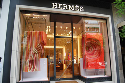 Produccion e instalacion del escaparate de Hermes Galop en Madrid por el equipo de INSTORE Produccion e instalacion del escaparate de Hermes Galop en Madrid por el equipo de INSTORE