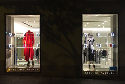 Producción e instalación de escaparates para Stella McCartney Producción e instalación de escaparates para Stella McCartney