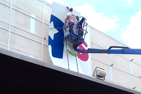 Rotulación e instalación en altura para punto de venta Toys "R" Us Rotulación e instalación en altura para punto de venta Toys "R" Us
