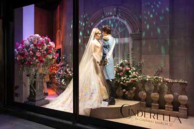 Harrods dedica sus escaparates a Cenicienta transform谩ndolos en decorados de cine
Harrods dedica sus escaparates a Cenicienta transform谩ndolos en decorados de cine