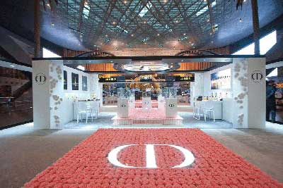Llamativo stand de Dior en el aeropuerto de Qatar
