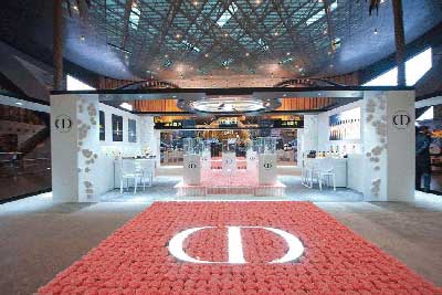 Llamativo stand de Dior en el aeropuerto de Qatar
Llamativo stand de Dior en el aeropuerto de Qatar