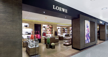 Loewe rediseña sus tiendas y abre corners en El Corte Inglés