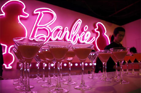 200 Barbies repasan la historia de la moda 200 Barbies repasan la historia de la moda
