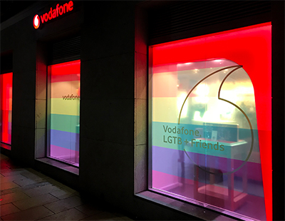 Decoracion de punto de venta Vodafone para el dia del orgullo gay