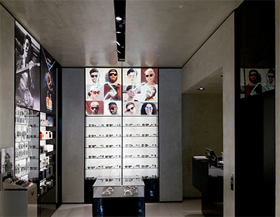 Cambio graficas en el espacio de accesorios de la boutique de Emporio Armani en Madrid Cambio graficas en el espacio de accesorios de la boutique de Emporio Armani en Madrid