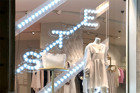 Instalacion de escaparate luminoso para Stella McCartney en sus boutiques de Madrid y Barcelona 