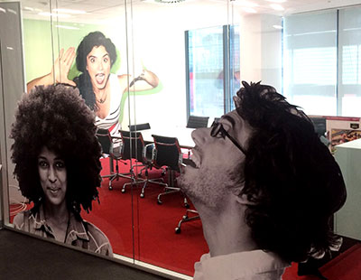 Aplicacion imagen de marca en decoracion oficinas Vodafone Aplicacion imagen de marca en decoracion oficinas Vodafone
