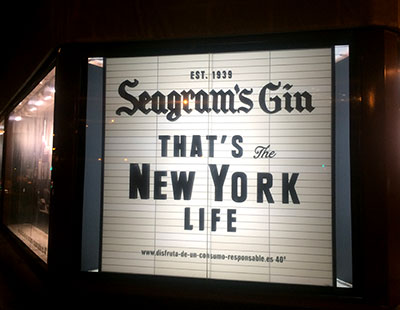 Escaparate Seagram´s Gin sobre estructura de metacrilato retroiluminado Escaparate Seagram´s Gin sobre estructura de metacrilato retroiluminado