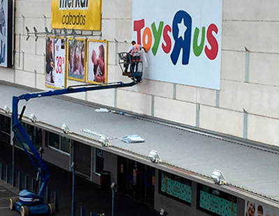 Rotulación e instalación en altura para punto de venta Toys R Us Rotulación e instalación en altura para punto de venta Toys R Us