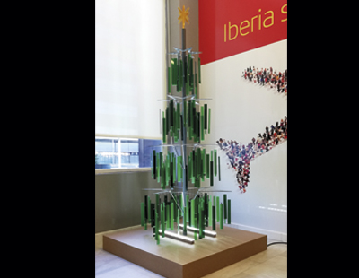 Arbol de Navidad en metacrilato para salas VIP y oficinas de Iberia Arbol de Navidad en metacrilato para salas VIP y oficinas de Iberia